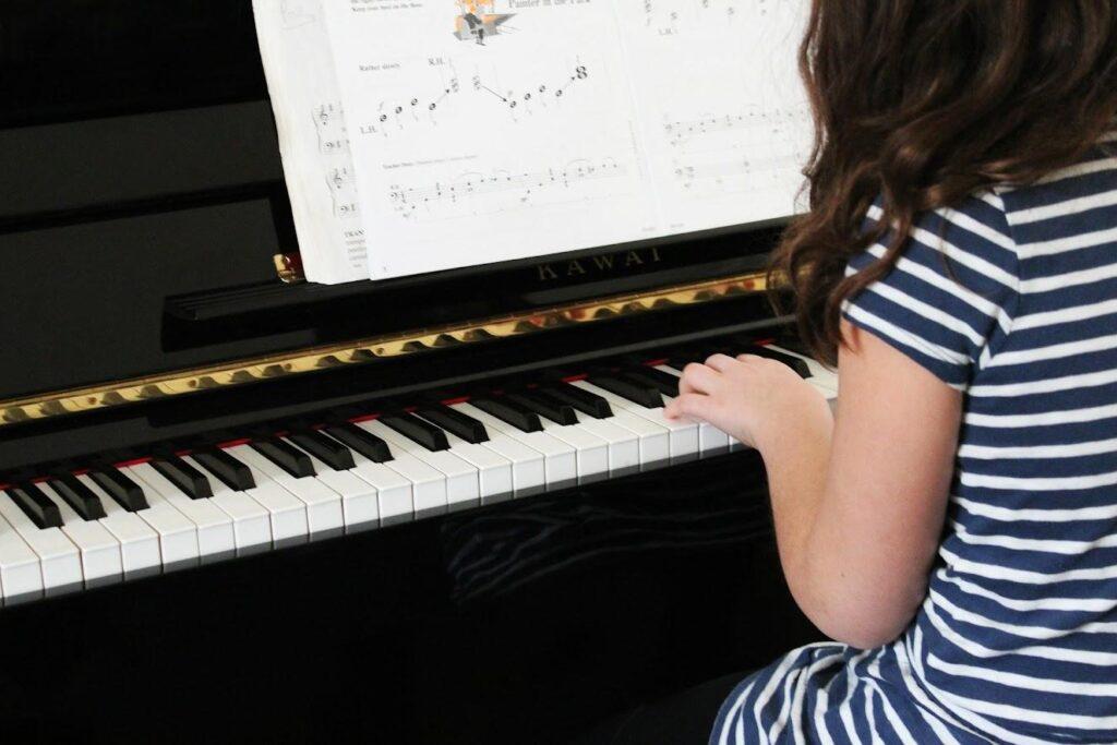 A girl taking piano lessons in ashburn