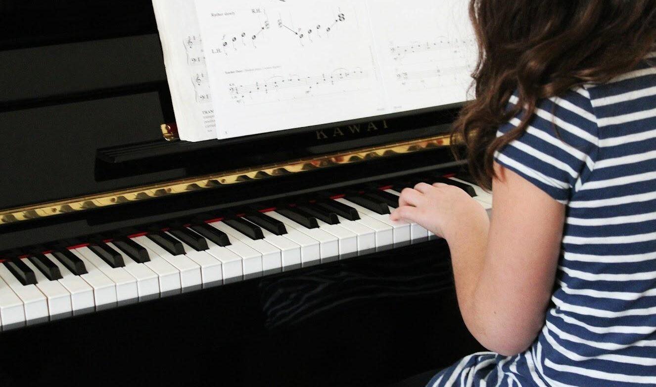 A girl taking piano lessons in ashburn